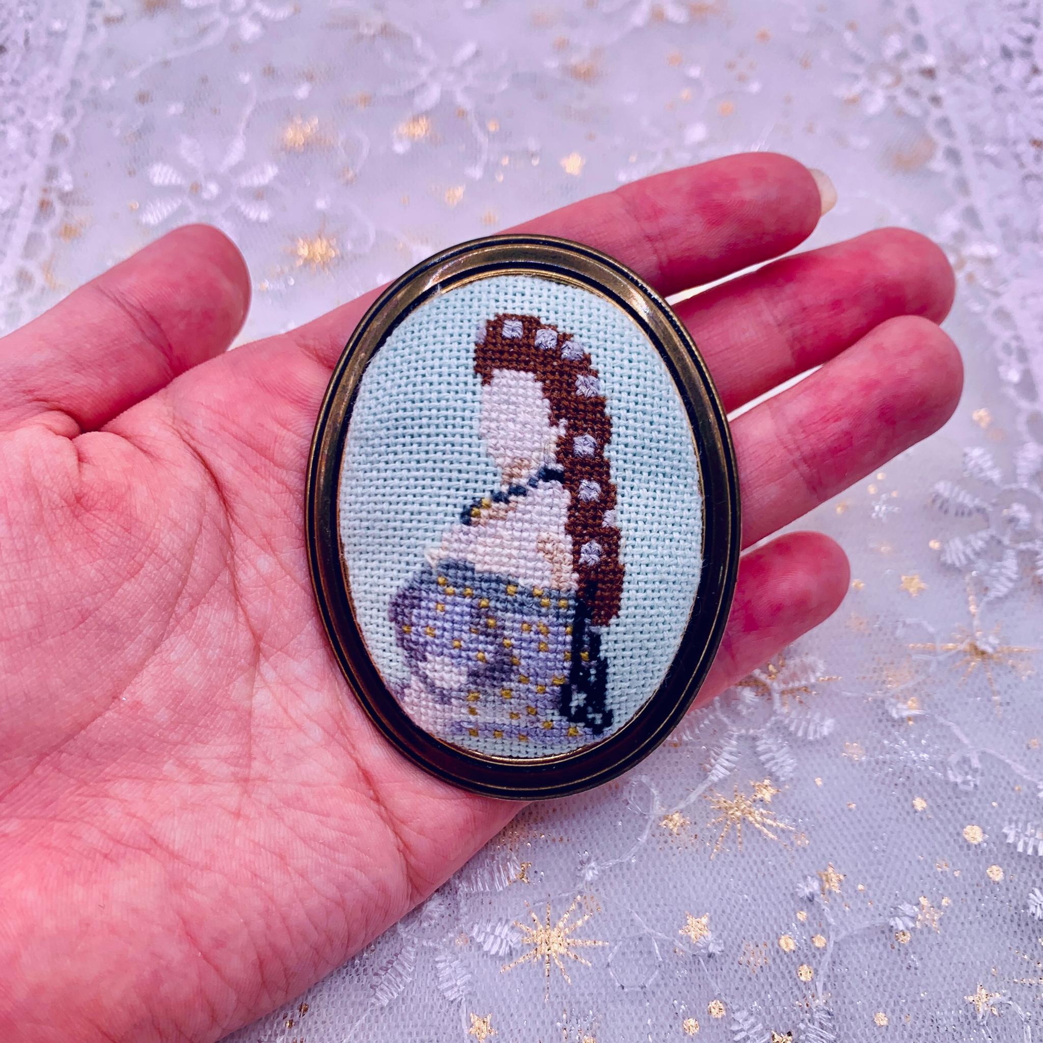 永遠の美を纏う、エリザベート皇后の肖像画ブローチ　マイクロクロスステッチ手刺繍 | 5枚目
